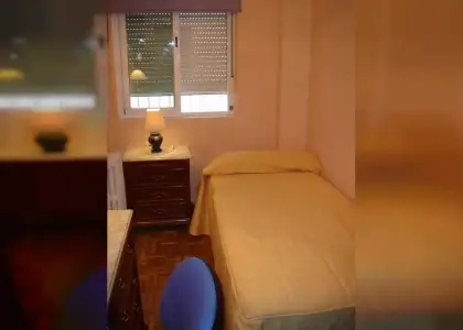 Se alquila habitación en piso de 5 dormitorios en Salamanca - Mujeres en Salamanca