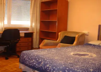 Se alquila habitación en piso de 5 dormitorios en Salamanca - Mujeres en Salamanca