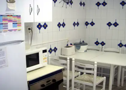 Se alquila habitación en piso de 5 dormitorios en Salamanca - Mujeres en Salamanca