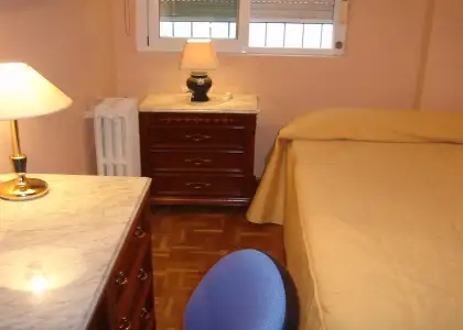 Se alquila habitación en piso de 5 dormitorios en Salamanca - Mujeres en Salamanca
