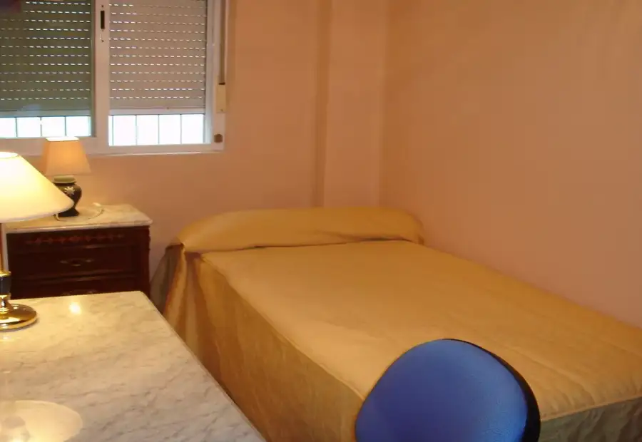 Se alquila habitación en piso de 5 dormitorios en Salamanca - Mujeres en Salamanca