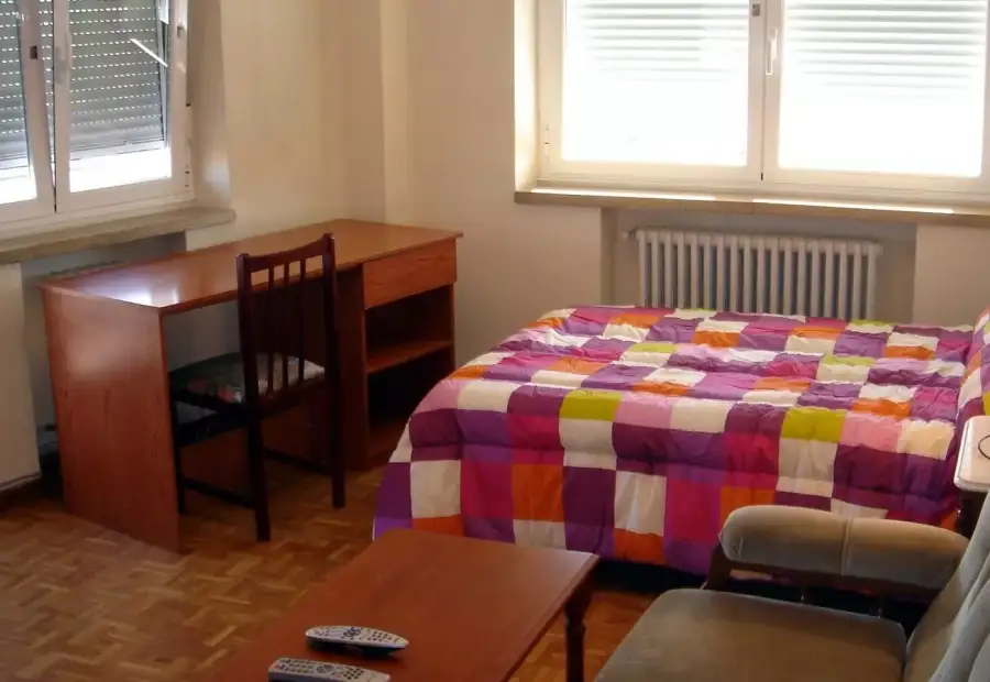 Se alquila habitación en piso de 5 dormitorios en Salamanca - Mujeres en Salamanca