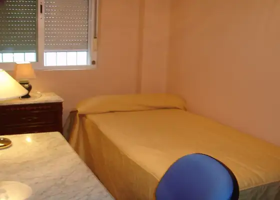 Se alquila habitación en piso de 5 dormitorios en Salamanca - Mujeres
