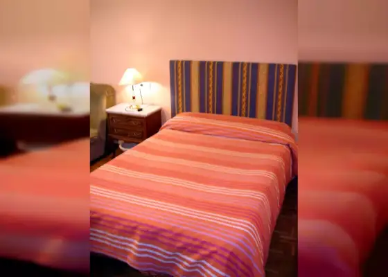 Se alquila habitación en piso de 5 dormitorios en Salamanca - Mujeres