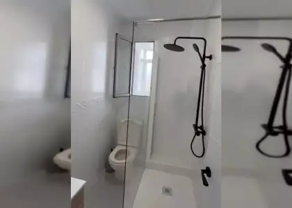 Se alquila habitación en piso de 5 habitaciones en Almería en Almería
