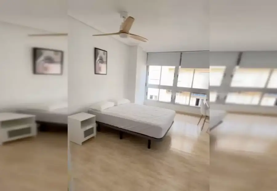 Se alquila habitación en piso de 5 habitaciones en Almería en Almería