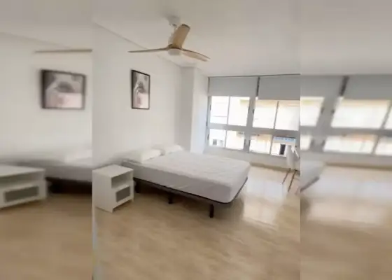 Se alquila habitación en piso de 5 habitaciones en Almería