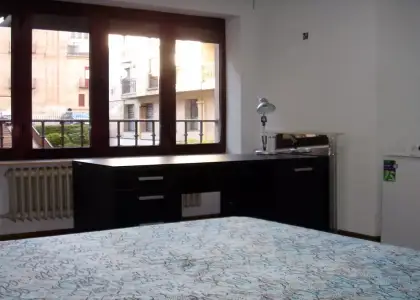 Se alquila habitación en piso de 5 habitaciones en Salamanca - Mujeres en Salamanca