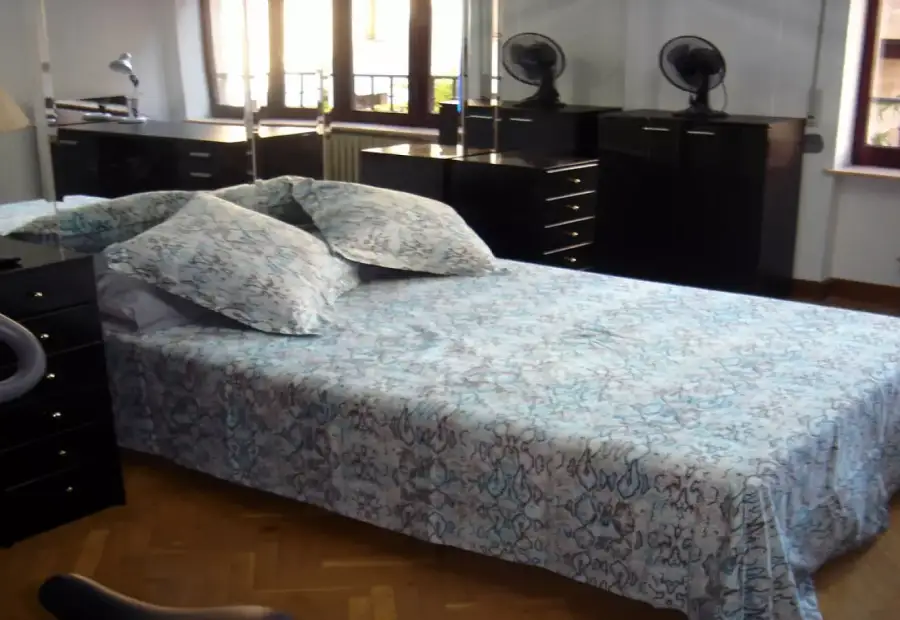 Se alquila habitación en piso de 5 habitaciones en Salamanca - Mujeres en Salamanca