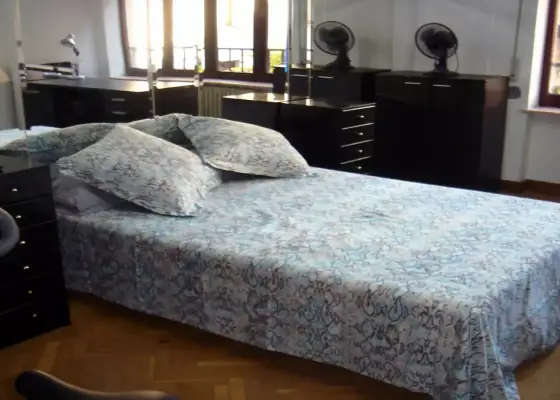 Se alquila habitación en piso de 5 habitaciones en Salamanca - Mujeres