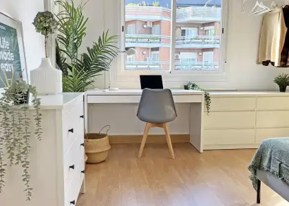 Se alquila habitación en piso de 6 habitaciones en Barcelona en Barcelona