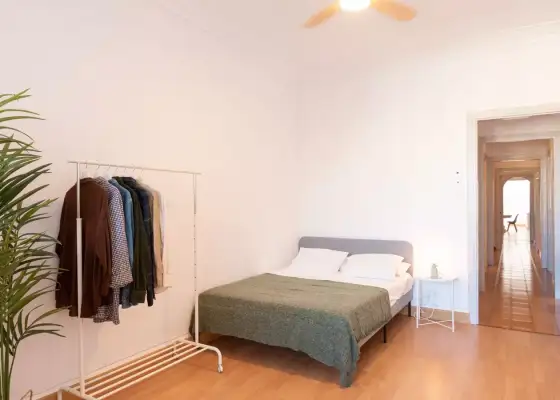 Se alquila habitación en piso de 6 habitaciones en Barcelona