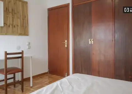 Se alquila habitación en piso de 7 habitaciones en Chamartín, Madrid en Madrid