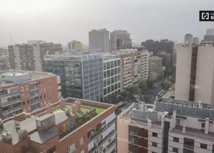Se alquila habitación en piso de 7 habitaciones en Chamartín, Madrid en Madrid