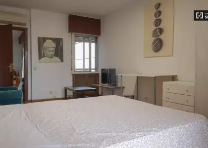 Se alquila habitación en piso de 7 habitaciones en Chamartín, Madrid en Madrid