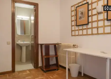 Se alquila habitación en piso de 7 habitaciones en Chamartín, Madrid en Madrid