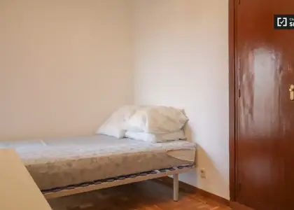 Se alquila habitación en piso de 7 habitaciones en Chamartín, Madrid en Madrid