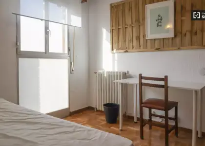 Se alquila habitación en piso de 7 habitaciones en Chamartín, Madrid en Madrid