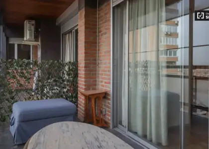 Se alquila habitación en piso de 7 habitaciones en Chamartín, Madrid en Madrid