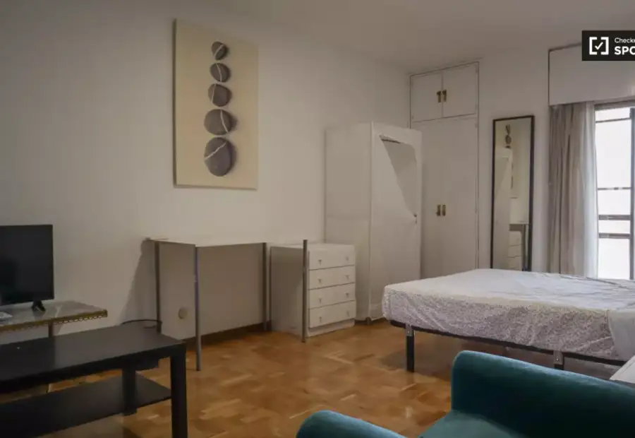 Se alquila habitación en piso de 7 habitaciones en Chamartín, Madrid en Madrid