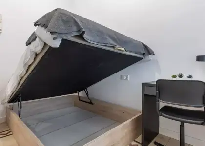 Se alquila habitación en piso de 8 habitaciones en Granada en Granada