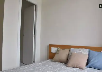 Se alquila habitación en piso de 8 habitaciones en Valencia en Valencia