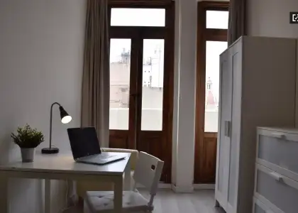 Se alquila habitación en piso de 8 habitaciones en Valencia en Valencia