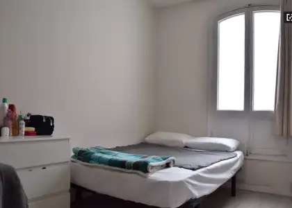 Se alquila habitación en piso de 8 habitaciones en Valencia en Valencia