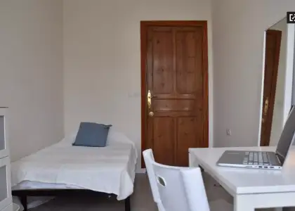 Se alquila habitación en piso de 8 habitaciones en Valencia en Valencia