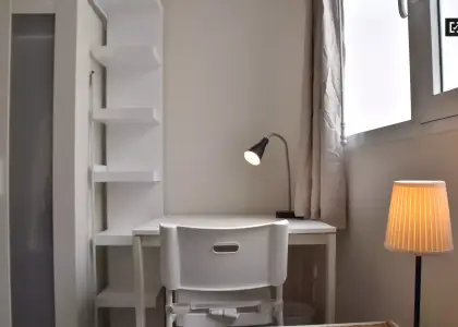 Se alquila habitación en piso de 8 habitaciones en Valencia en Valencia