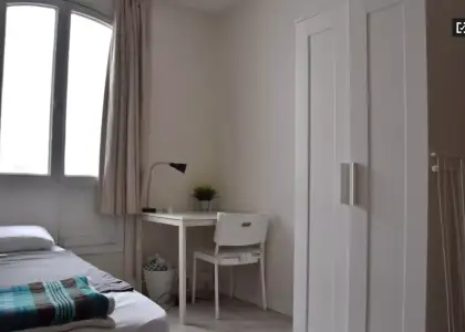 Se alquila habitación en piso de 8 habitaciones en Valencia en Valencia
