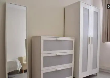 Se alquila habitación en piso de 8 habitaciones en Valencia en Valencia