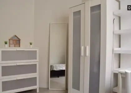 Se alquila habitación en piso de 8 habitaciones en Valencia en Valencia