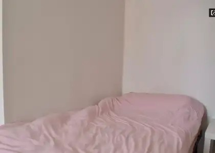 Se alquila habitación en piso de 8 habitaciones en Valencia en Valencia