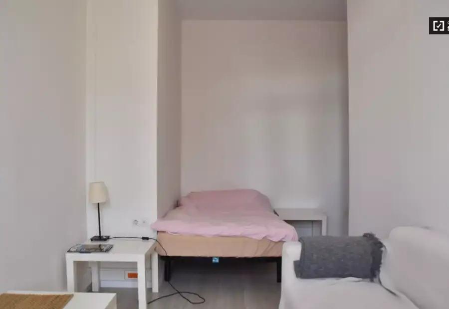 Se alquila habitación en piso de 8 habitaciones en Valencia en Valencia