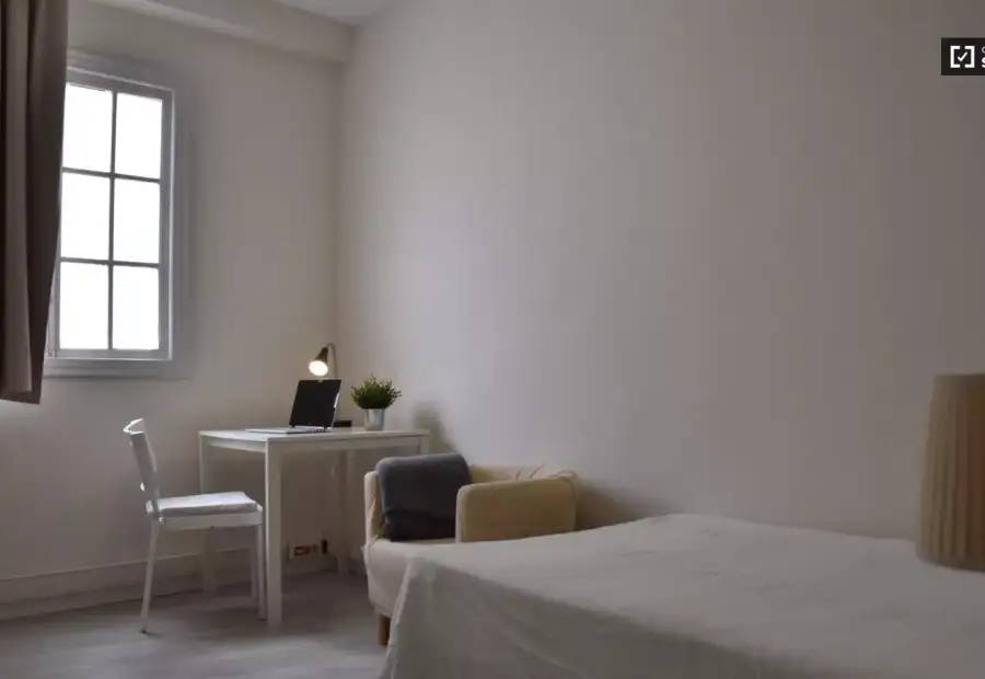 Se alquila habitación en piso de 8 habitaciones en Valencia en Valencia