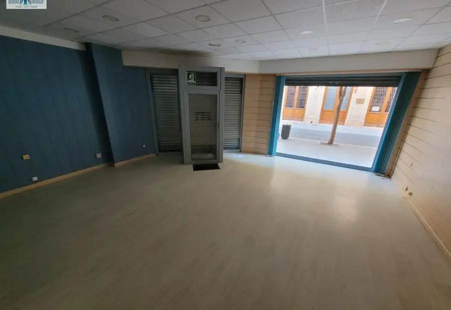 Se alquila local comercial centrico en Albacete