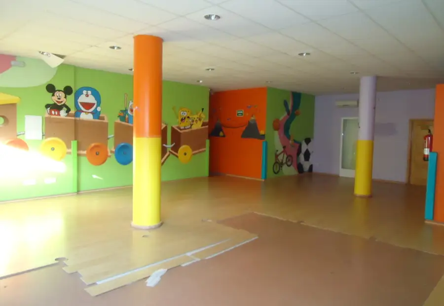 Se alquila local comercial centrico en Manzanares