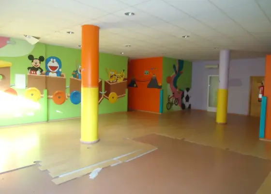 Se alquila local comercial centrico en Manzanares