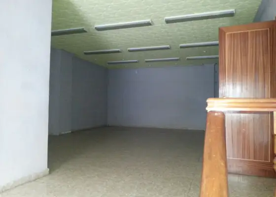 Se alquila local comercial en buen estado en Manzanares