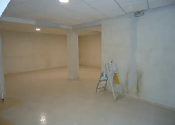 Se alquila local comercial en zona centro en Manzanares