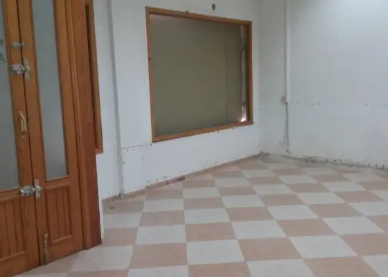 Se alquila local comercial totalmente centrico en Manzanares