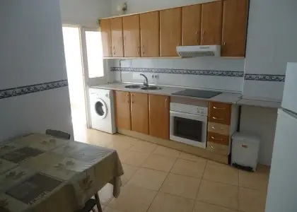 Se alquila piso totalmente centrico y semi-amueblado con cuatro dormitorios en Manzanares