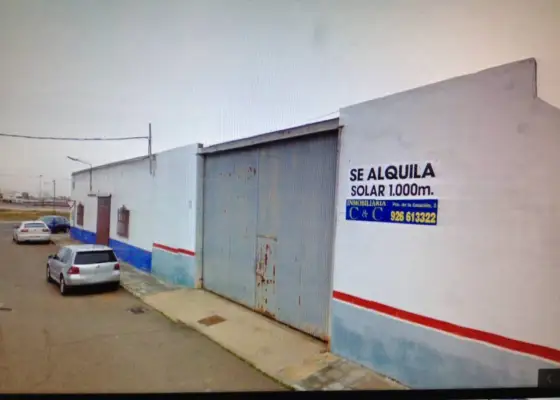 Se alquila solar totalmente vallado Divina Pastora en Manzanares