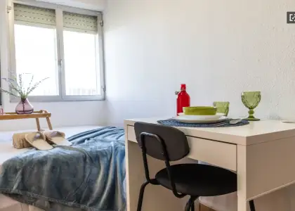 Se alquilan habitaciones en apartamento de 4 habitaciones en Puente De Vallecas en Madrid