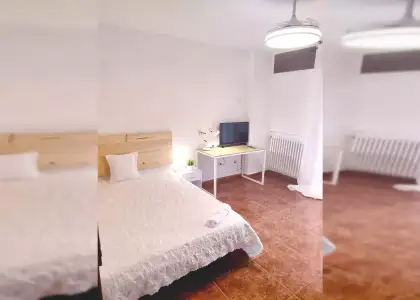Se alquilan habitaciones en apartamento de 5 habitaciones en Parque De Juan De Austria en Valladolid