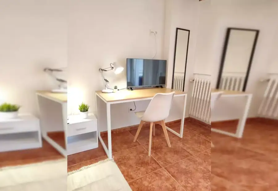 Se alquilan habitaciones en apartamento de 5 habitaciones en Parque De Juan De Austria en Valladolid