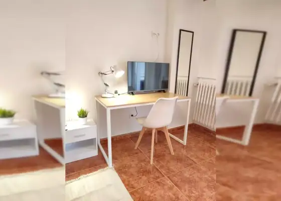 Se alquilan habitaciones en apartamento de 5 habitaciones en Parque De Juan De Austria en Valladolid