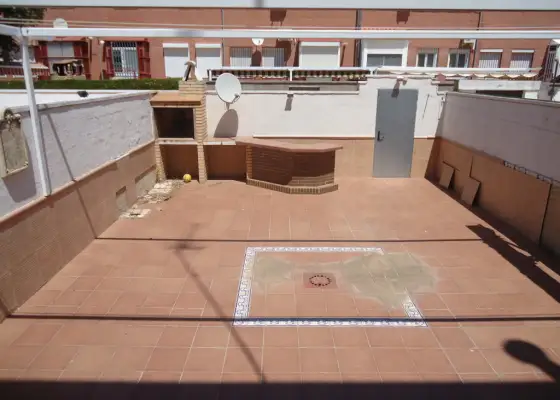 Se vende adosado de tres dormitorios completamente amueblado en buena zona en Manzanares