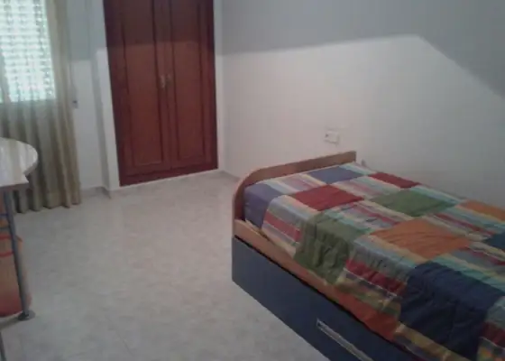 Se vende casa adosada completamente amueblada de cuatro dormitorios en zona residencial en Manzanares